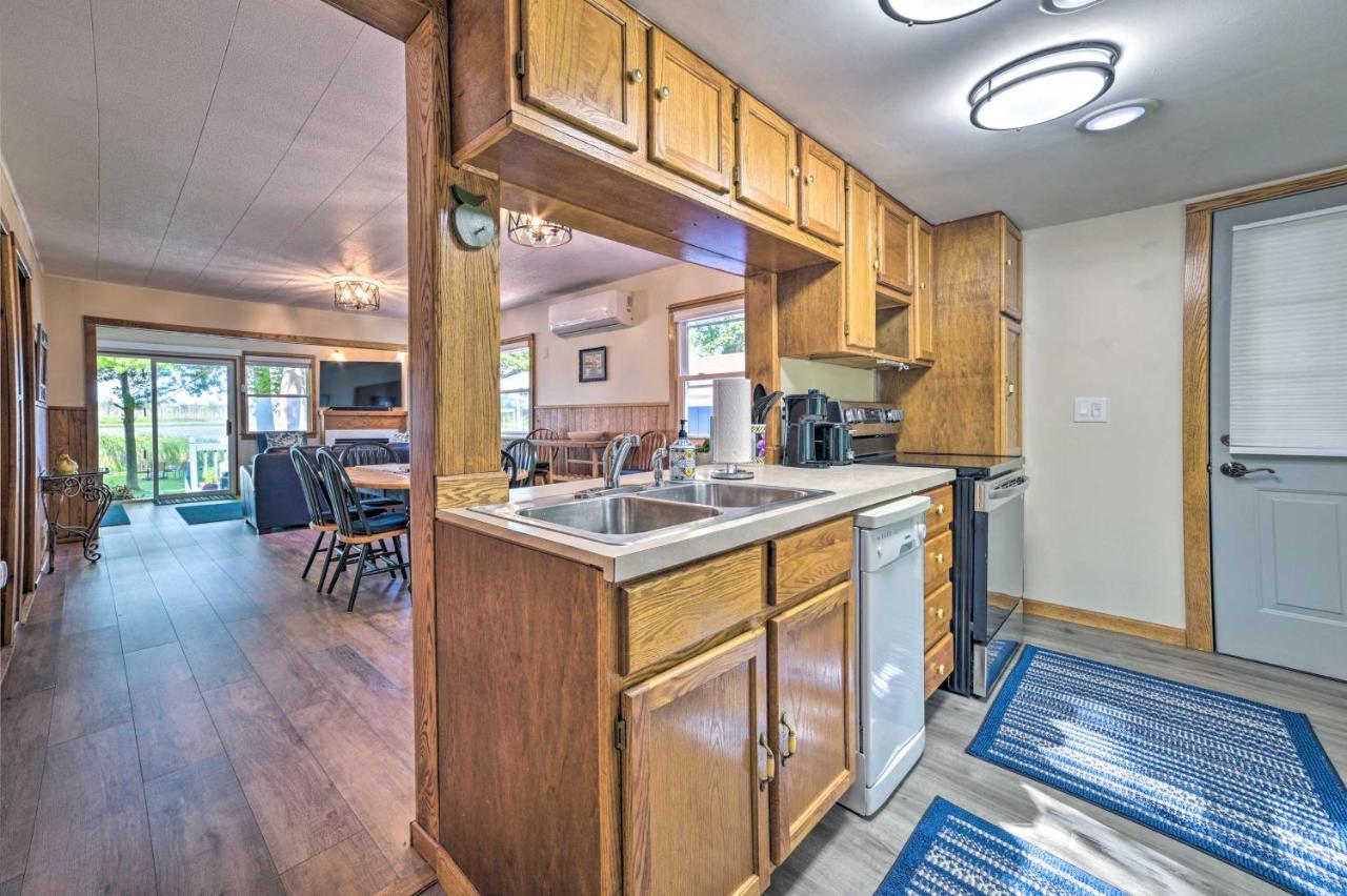 East Tawas Lakefront Getaway With Kayaks And Deck Экстерьер фото